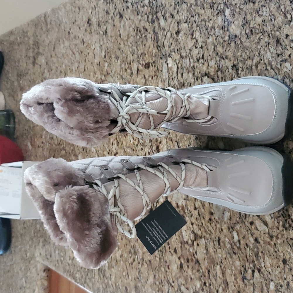 Womens beige snow boots by Whiteout size 8.5